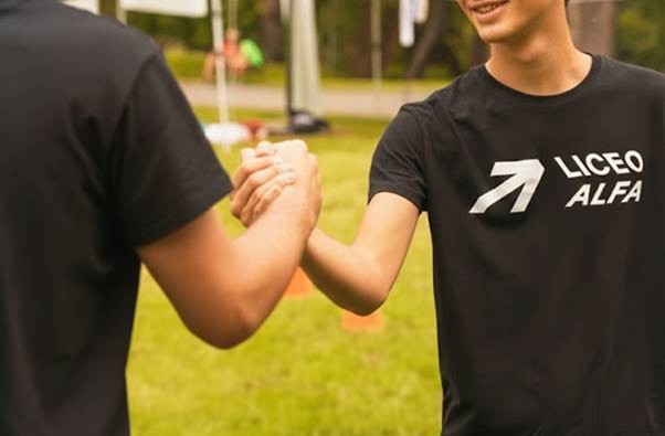 Studenti del Liceo Alfa durante un’attività sportiva, esempio del modello innovativo di liceo scientifico sportivo a Milano