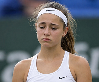 Una giovane tennista dall'espressione triste e scoraggiata sul campo da gioco, immagine simbolo del fenomeno del dropout sportivo giovanile.